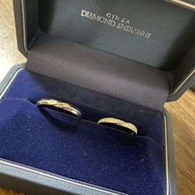 【銀座ダイヤモンドシライシの口コミ】 指輪が回転してもどこからみてもキラキラ見えるものを選びました。
つけ心…