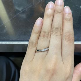 【TAKEUCHI(宝石・時計のタケウチ)の口コミ】 v字ラインで、右側のみにダイヤモンドが埋め込まれているタイプです。男性…