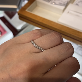 【ROYAL ASSCHER(ロイヤル・アッシャー)の口コミ】 ハーフエタニティタイプの結婚指輪を探していました。幅もしっかりあり、…