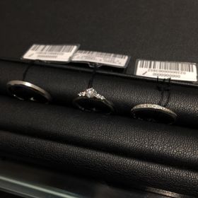 【エクセルコダイヤモンド(EXELCO DIAMOND)の口コミ】 さまざまなお店の指輪を見ましたが、最終的にシンプルだけど横面が凝って…