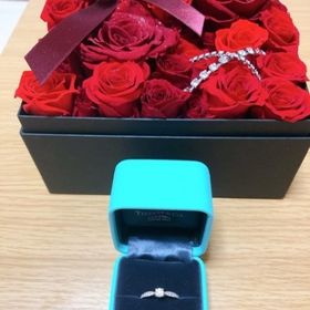 【ティファニー(Tiffany & Co.)の口コミ】 ダイヤモンドは大きすぎず品がある指輪で、リング周囲に細かなダイヤが散…