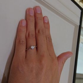 【CHARMY(チャーミー)の口コミ】 似たようなデザインを幾つか試着してこのリングが最も指に馴染んだのが決…