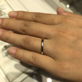 【銀座ダイヤモンドシライシの口コミ】 シンプルかつ、高級感のある、指輪となっている。
またダイヤモンドが内側…