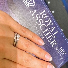 【ROYAL ASSCHER(ロイヤル・アッシャー)の口コミ】 フィット感、重みがありつけ心地が良く、この指輪に決めました。
デザイン…