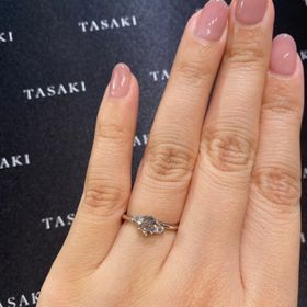 【TASAKI(タサキ)の口コミ】 指輪のデザインは、可愛らしくかつシンプルで多くの方の指にもフィットす…
