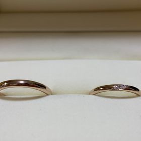 【ケイウノ ブライダル(K.UNO BRIDAL)の口コミ】 お互いにシンプルなデザインが良かったのでこちらにしました。
ピンクゴー…