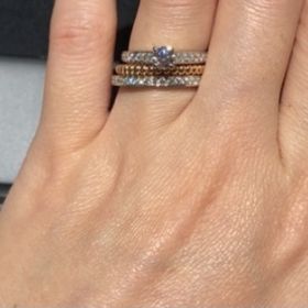 【ヴァン クリーフ＆アーペル(Van Cleef & Arpels)の口コミ】 結婚指輪としてピンクゴールドのペルレを購入検討していました。単品だと…