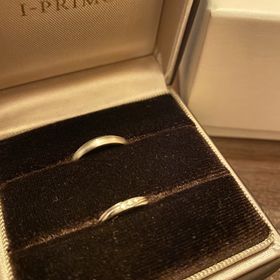 【アイプリモ(I-PRIMO)の口コミ】 シンプルなのにダイヤの主張もあり、仕事などでも付けやすいデザインだと…