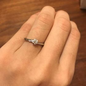 【ラザール ダイヤモンド(LAZARE DIAMOND)の口コミ】 指が細くきれいに見えるものがよかったので、色々調べて巡り会いました。
…