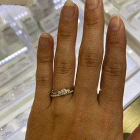 【Wish upon a star(ウィッシュアポンアスター)】の口コミ エンゲージリングがタイムレスプラチナとなっていて、ダイヤの輝き？大きさ...