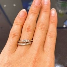 【ROYAL ASSCHER(ロイヤル・アッシャー)の口コミ】 ヨーロピアンカットでダイヤの輝きがとても素敵な所や、つけた時のフィッ…