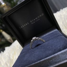 【ラザール ダイヤモンド(LAZARE DIAMOND)の口コミ】 華やかだけど可愛さもある指輪を探していました。こちらの指輪は正面(上)…