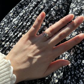 【アイプリモ(I-PRIMO)の口コミ】 婚約指輪をもらい、それに重ね付けしたときに映える指輪にしようと考えて…