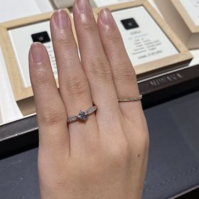 【俄(にわか)の口コミ】 真ん中に向かってアームが細くなっているパブェタイプの婚約指輪です。セ…