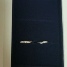 【銀座ダイヤモンドシライシの口コミ】 デザインはヒネリがあるものが良く店員さんが好みを聞いて何個か出してき…