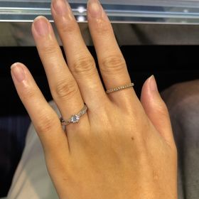 【GALA JEWELRY(ガラジュエリー)の口コミ】 センターダイヤに向かってアームが細くなるデザインで、ミル打ち加工がと…