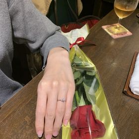 【銀座ダイヤモンドシライシの口コミ】 多くの指輪を嵌めてみましたが、細身のリングで指が長く見えて付けてる感…