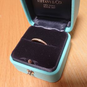 【ティファニー(Tiffany & Co.)の口コミ】 婚約指輪は、The婚約指輪ではなく、日常で結婚指輪と付け替えるようなデザ…