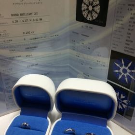 【銀座ダイヤモンドシライシの口コミ】 ダイアモンドの輝きとデザインが決め手です。
こちらのダイアモンドはカッ…