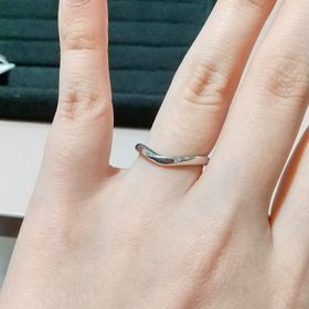 【TRECENTI(トレセンテ)の口コミ】 ウェーブとV字が合わさったようなデザインで、両方のいいとこ取りです。一…