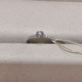 【ブシュロン(BOUCHERON)の口コミ】 センターダイヤの高さが低い為、派手すぎず普段遣いしやすそうだと思いま…