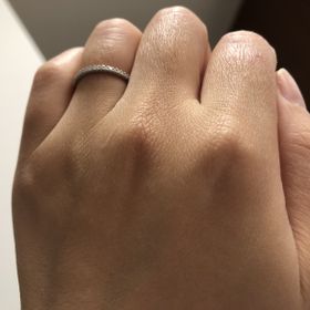 【AHKAH(アーカー)の口コミ】 指が少しでも細く見え、1本でつけて綺麗なものを選びました。婚約指輪はい…
