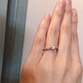 【TOMOE(トモエ)の口コミ】 桜が好きなので桜モチーフの指輪を探していました。
ダイヤの横にさりげな…