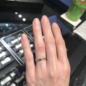 【銀座ダイヤモンドシライシの口コミ】 細身でシンプルなタイプの指輪を探していましたが、進めて頂いたこの指輪…