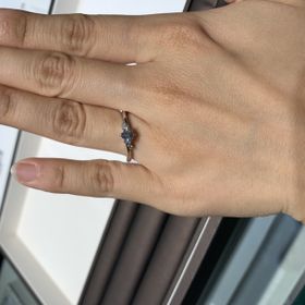 【アイプリモ(I-PRIMO)の口コミ】 ウェーブラインがシャープで美しいです。メインのダイヤの横にある二つず…