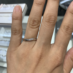 【アイプリモ(I-PRIMO)の口コミ】 ウェーブタイプのため指によく馴染みます。
メレダイヤの数が3粒、5粒、7…