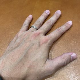 【YUKIZAKI BRIDAL(ユキザキブライダル)の口コミ】 デザイン、マットタイプと鏡面2種類を楽しめる。
さまざまな種類の中から…