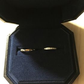 【ROYAL ASSCHER(ロイヤル・アッシャー)の口コミ】 つけ心地がよいのはもちろんですがデザインに惹かれました。ウェーブ状の…