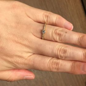 【infinitylove(インフィニティラヴ)の口コミ】 華奢なフォルムですが、ダイヤが多くキラキラとした存在感です。センター…