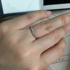 【銀座ダイヤモンドシライシの口コミ】 付けたときに一直線になるよりは、少しねじれ等の動きがある方がいいと思…