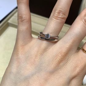 【TRECENTI(トレセンテ)の口コミ】 指輪のデザインはダイヤが大きく見えるような設計となっており、実際に試…
