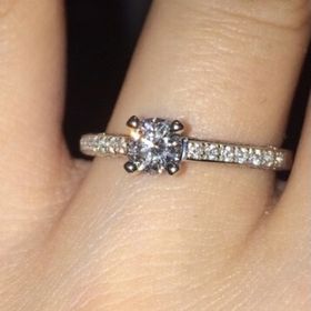 【ティファニー(Tiffany & Co.)の口コミ】 一粒ダイヤの周りがエタニティになっているものを探していました。こちら…