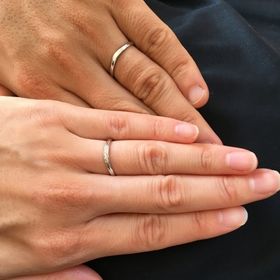 【銀座ダイヤモンドシライシの口コミ】 さりげないVラインで指が長く見えます。ずっと長く着用できるように大人っ…