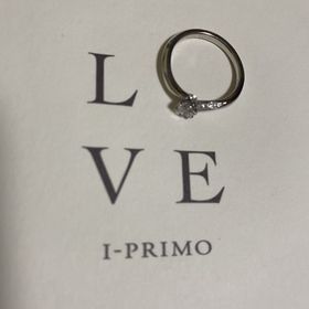 【アイプリモ(I-PRIMO)の口コミ】 プロポーズと共に彼からもらいました。
真ん中のダイヤモンドだけでなく、…