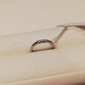 【festaria bijou SOPHIA(フェスタリア ビジュソフィア)の口コミ】 店舗限定モデルのようです。横から見た時のダイヤモンドの輝きやカタチの…