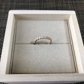 【YUKA HOJO(ユカホウジョウ)の口コミ】 普段から結婚指輪と重ね付けできる婚約指輪を探していました。
購入したYU…