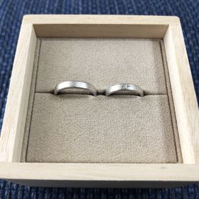 【YUKA HOJO(ユカホウジョウ)の口コミ】 仕事をしていても邪魔にならないシンプルなデザインを探していました。
妻…