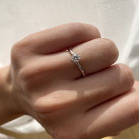 【ラザール ダイヤモンド(LAZARE DIAMOND)の口コミ】 定番だけど、シンプルでダイヤモンドが1番きれいに映えるデザインに惹かれ…