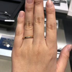 【ラザール ダイヤモンド(LAZARE DIAMOND)の口コミ】 k18のイエローゴールドでシンプルなものを探していました。このリングはゴ…