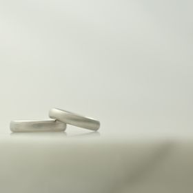 【THREE TREES(スリーツリーズ)の口コミ】 なんとなく、太めの指輪がいいなということで
スタッフさんと相談しながら…