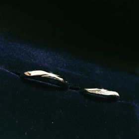 【銀座ダイヤモンドシライシの口コミ】 星が流れるようななめらかなウェーブのラインが気に入りました。自分の結…