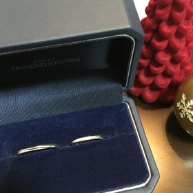 【銀座ダイヤモンドシライシの口コミ】 控えめな石のキラキラ感がシンプルながらも可愛らしくて決めました。旦那…