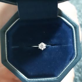 【銀座ダイヤモンドシライシの口コミ】 妻曰く、リング部はシンプルで細い線、それとダイヤモンドのたて爪のデザ…