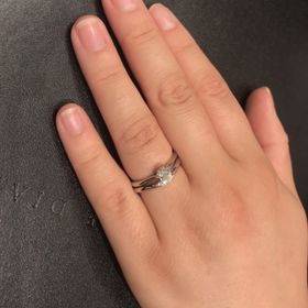 【ラザール ダイヤモンド(LAZARE DIAMOND)の口コミ】 控えめだけどキラキラと輝くメレダイヤが素敵でした。
指へすぐに馴染むの…