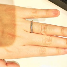 【4℃ BRIDAL(ヨンドシーブライダル)の口コミ】 シンプルなデザインで私の指にフィットしていると感じたのが決め手ですね…