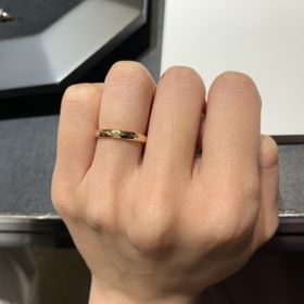 【ヴァン クリーフ＆アーペル(Van Cleef & Arpels)の口コミ】 結婚指輪はどうしてもイエローゴールド系の色味がいいと思っていたので、…